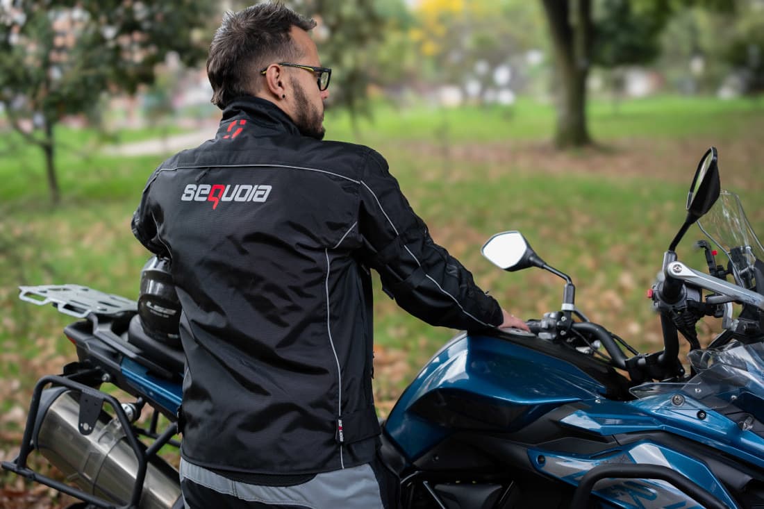Chaqueta TT - Protecciones Removibles Certificadas 100 Impermeable. detalle costuras termoselladas
