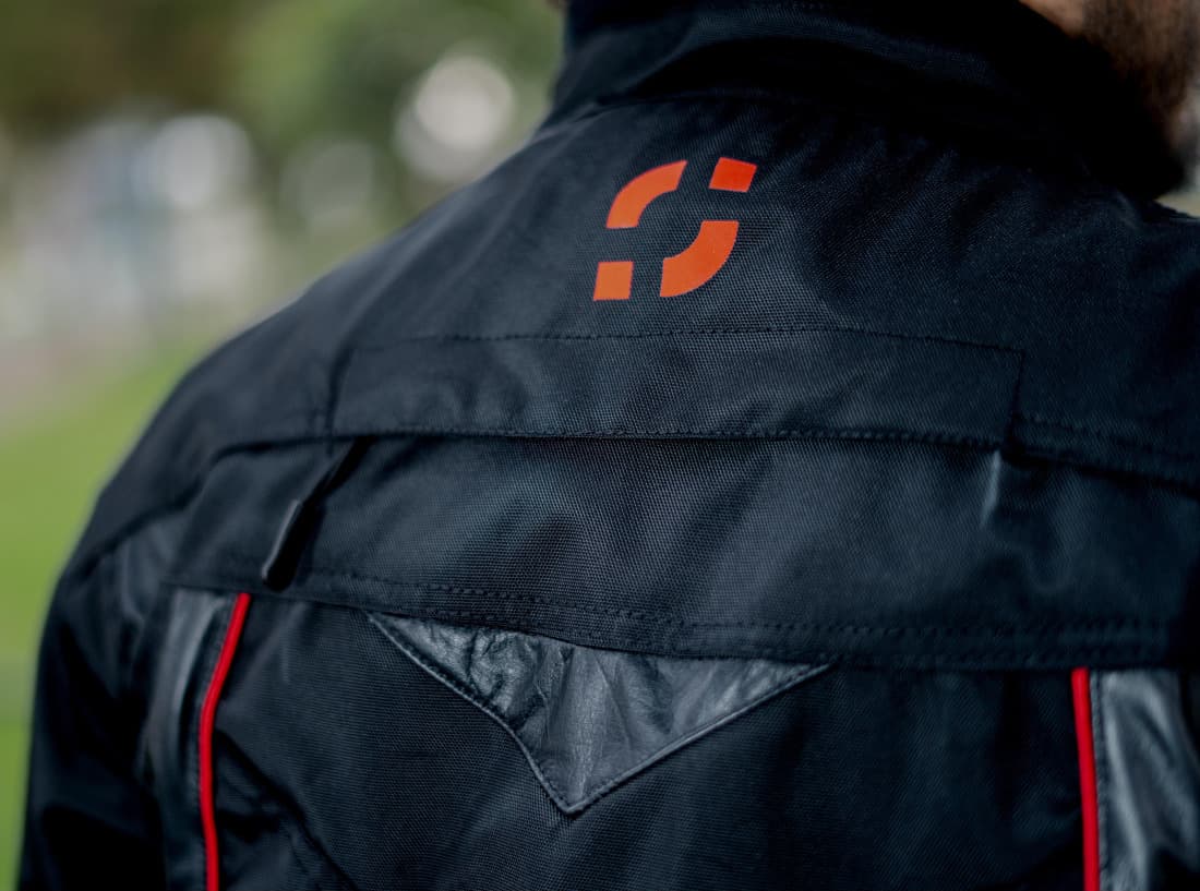 Chaqueta AVS detalle costuras termoselladas