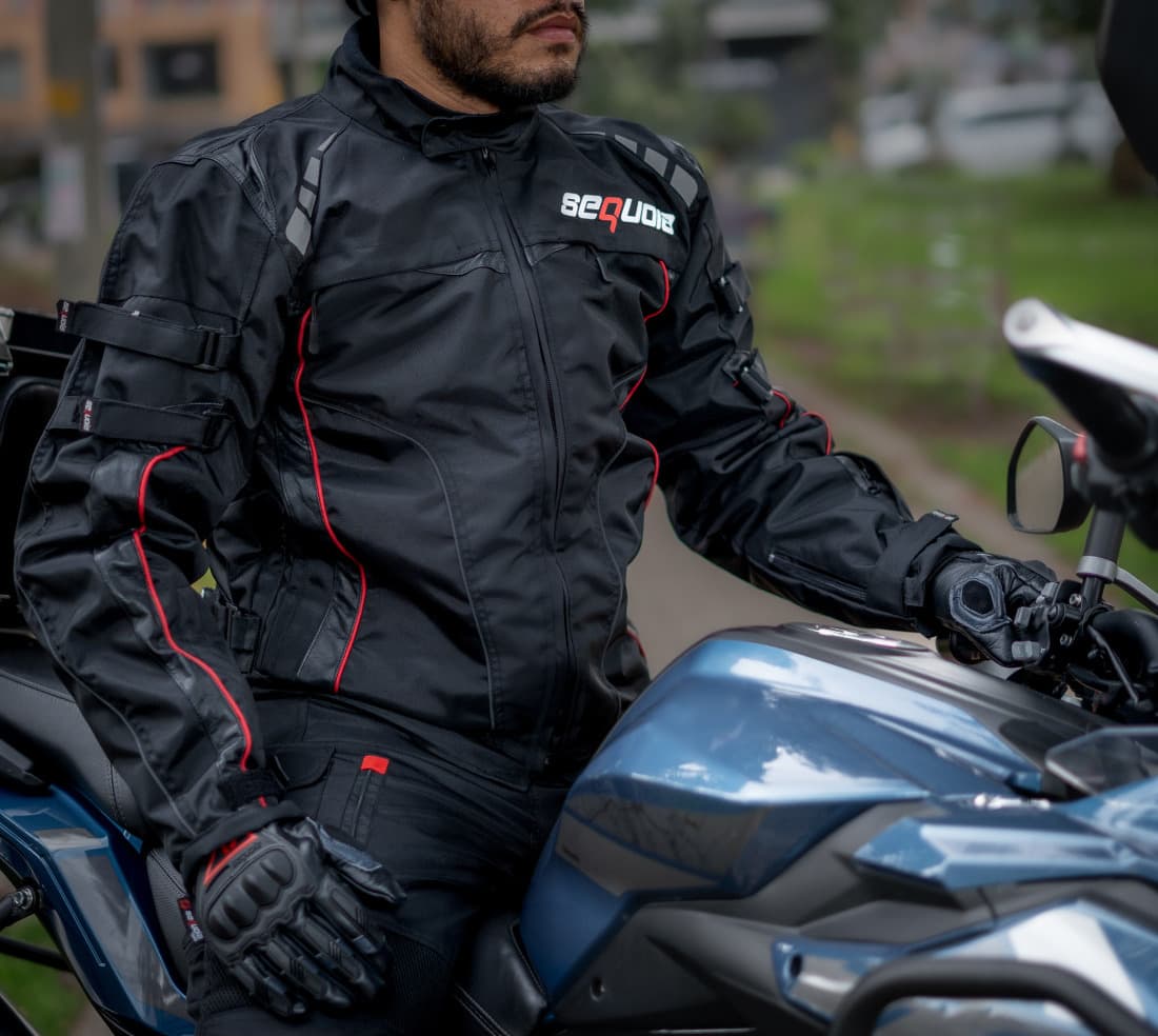 Chaqueta AVS vista lateral equipamiento moto