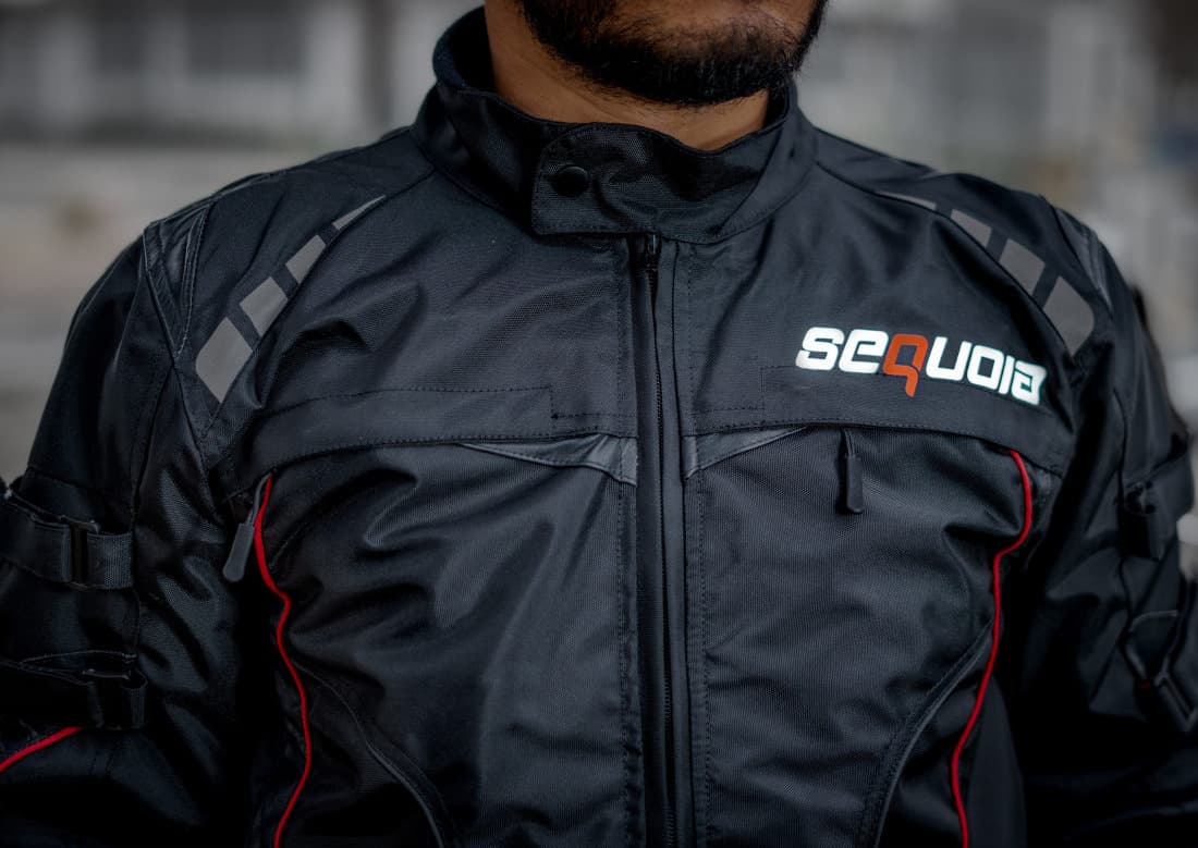 Chaqueta AVS detalle costuras termoselladas