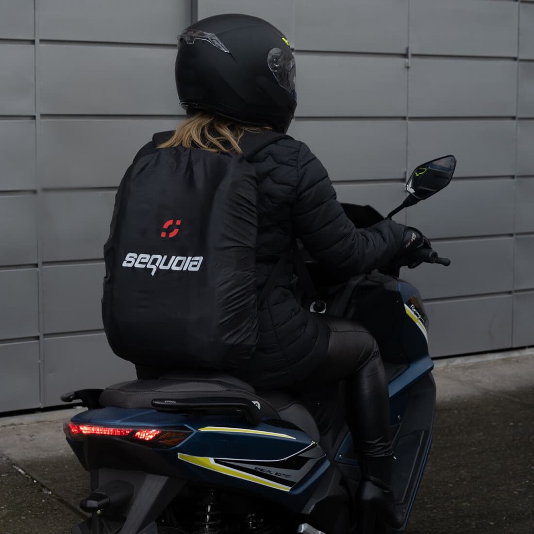 Combo Impermeable Hydra + Zapatones Sequoia Suela dura+ forro morral + Guantes Moto, Motociclismo vista lateral equipamien...