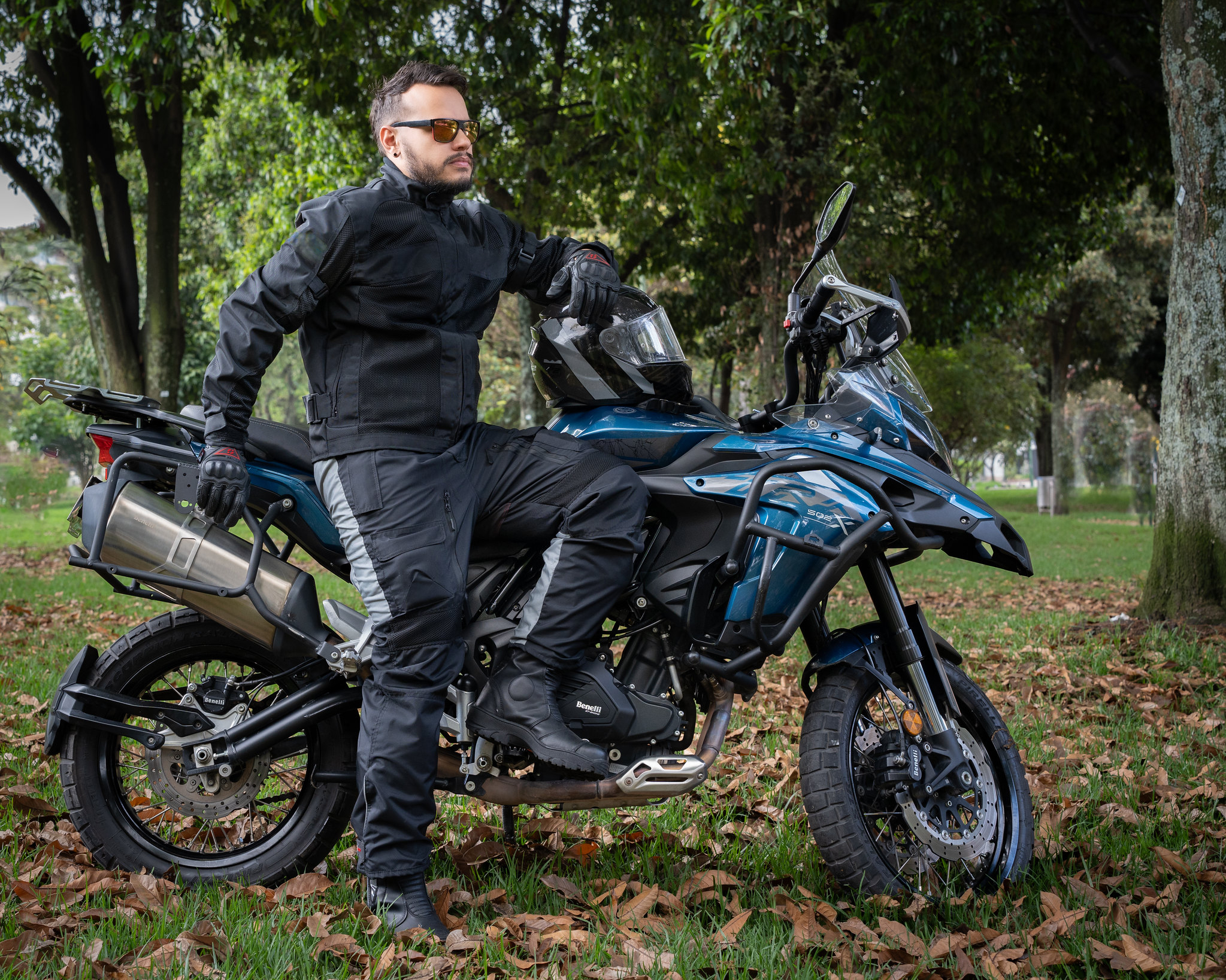 Motociclista equipado con traje de proteccion Sequoia Speed