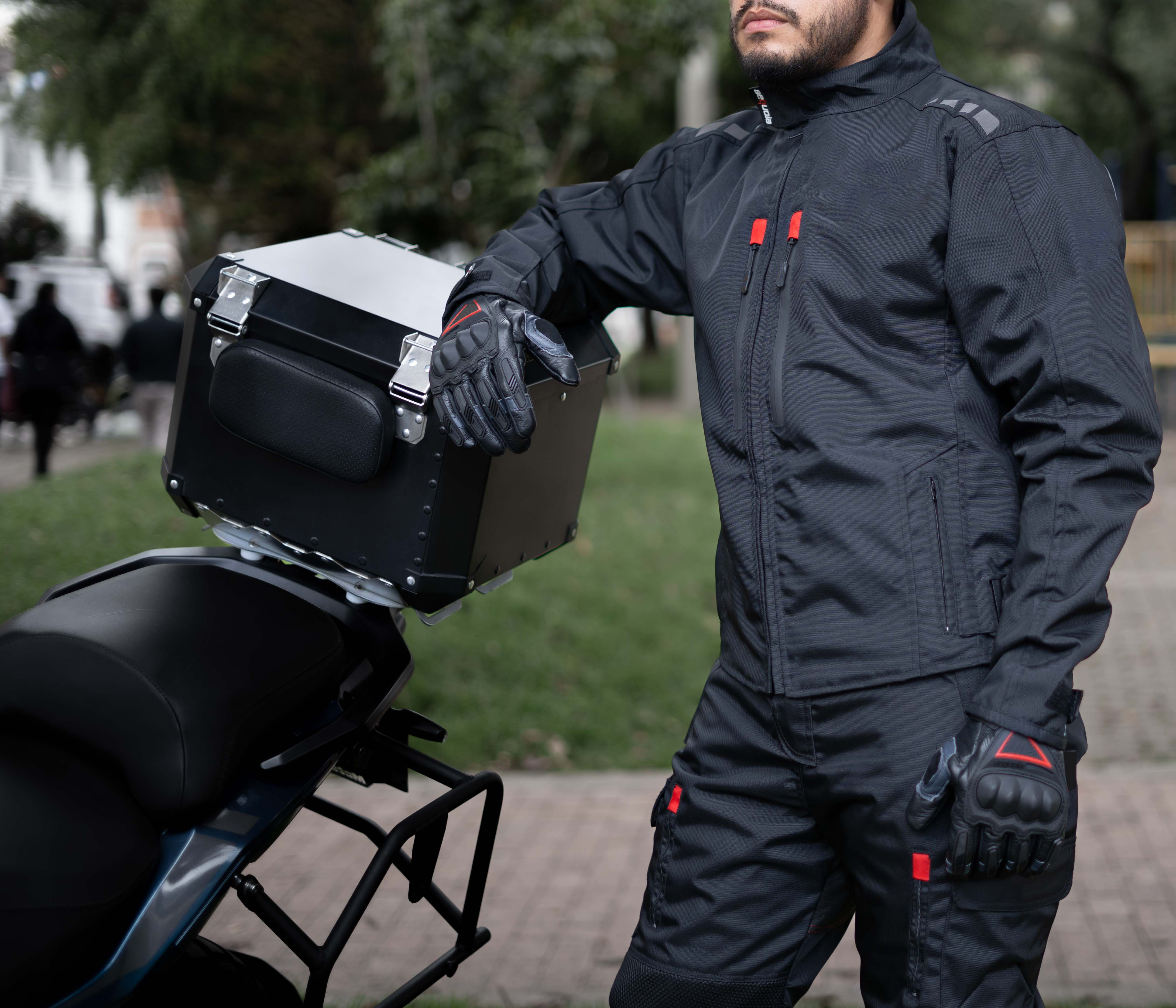 Traje Black Pro para motociclistas — detalle de protecciones